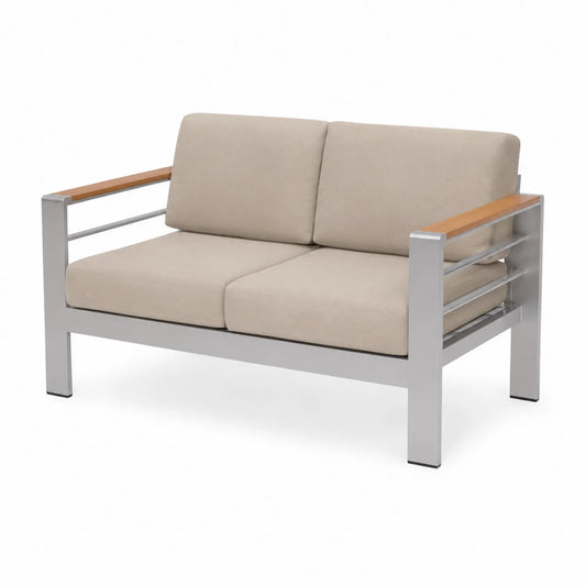 Divano da esterno in metallo con braccioli in legno e cuscini beige