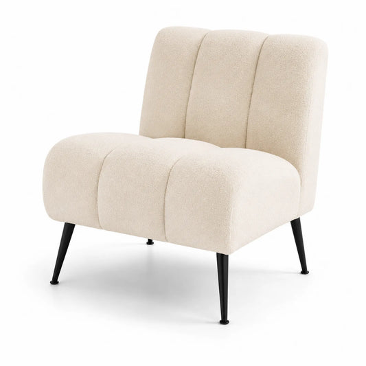 Poltrona in tessuto crema con gambe in metallo